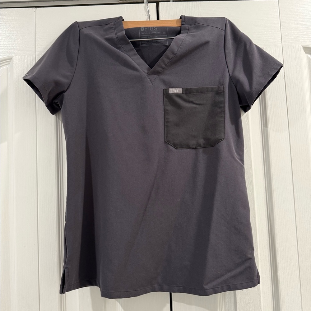 FIGS Catarina Scrub Top with rare 2 tone pocket in charcoal size XS